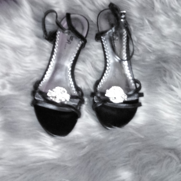 Wild Rose Black Heels - Picture 2 of 6